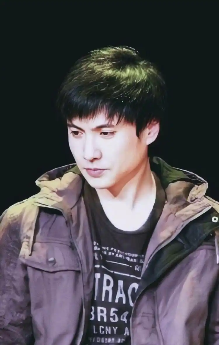 视颜值如粪土网友用ai修复沈腾旧照怪不得他自称是校草