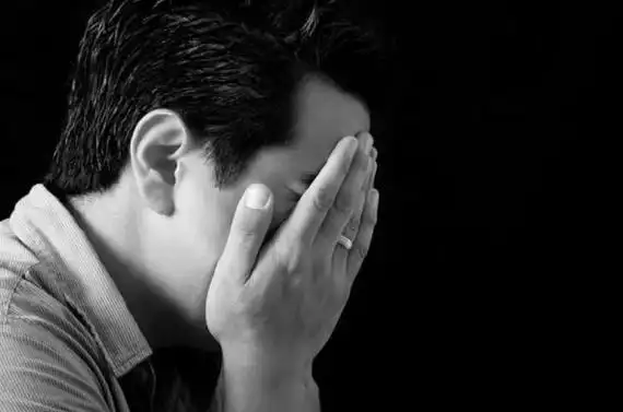 一般来说,男人是不会轻易流泪的,除非是让他动了真感情的人或者事.