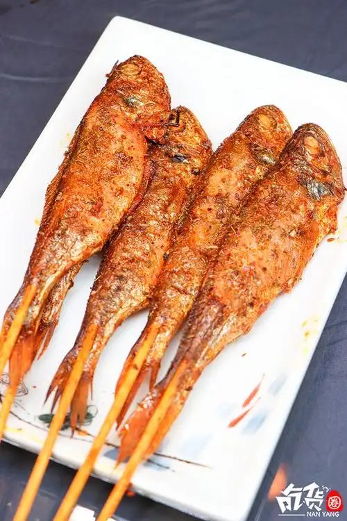 夜猫子小黄鱼 荣记的烧烤师傅,人狠话不多.