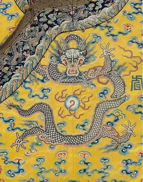 龙袍,皇帝的正装,一般上面多少条龙