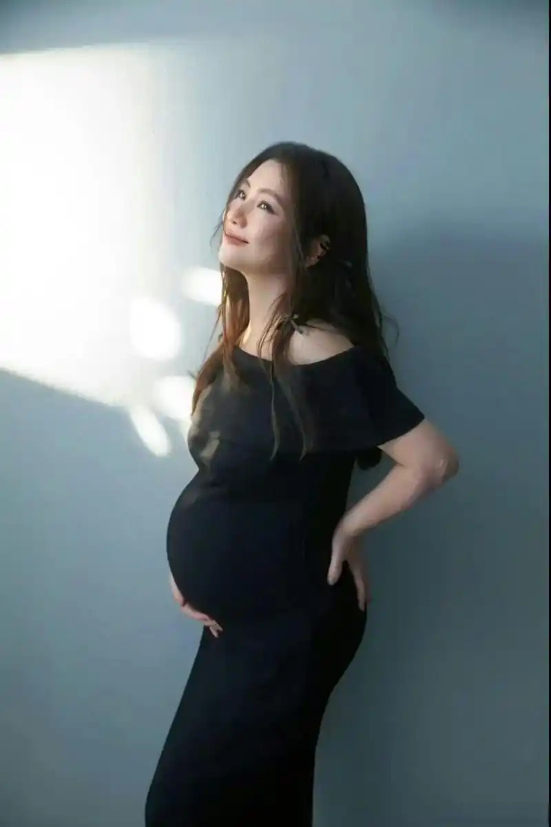 selina任家萱7个月的孕肚照 经历了烧伤离婚,42岁的高龄产妇,迎来了新