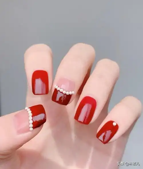 红色指甲,红色指甲款式(2022新年做个复古红美甲图片)