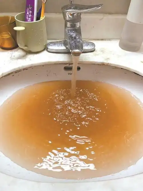 家中水龙头放出的自来水变成了红褐色的浑浊状态,水务公司冲洗管道