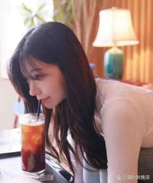 她的眼睛会笑,而且是最温柔最含情脉脉的笑.温柔至极的样子.爱了爱了