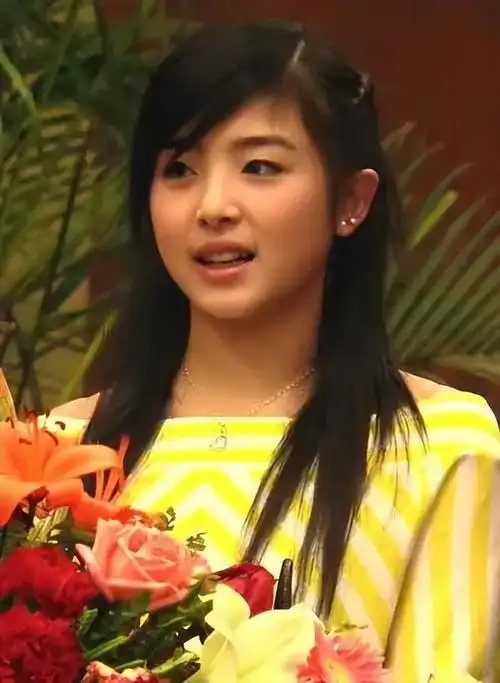 坎坷的张含韵15岁出道成名后是非不断34岁仍未婚她恨嫁吗