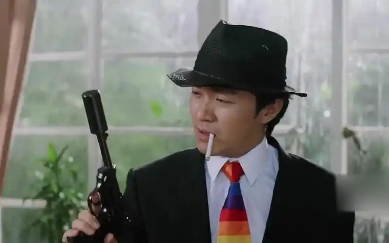 星爷的古灵精怪枪,还能后射,不会是达闻西发明的吧