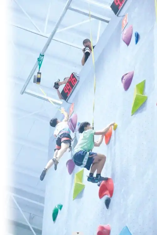 攀岩比赛决出男子,女子随机速度赛金牌飞岩走壁 南宁队包揽男子组冠亚