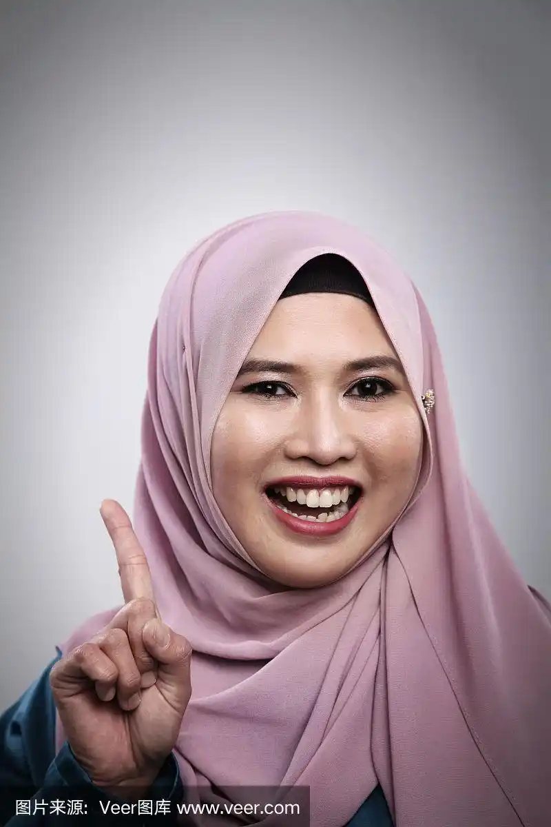 正面的马来西亚妇女头巾与表情