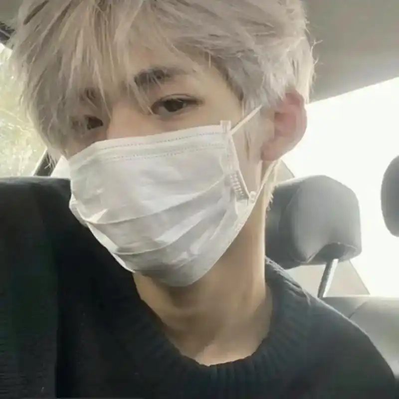 我常常无趣却向往深刻与热烈男生头像口罩男生头像