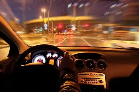 夜间驾驶图片