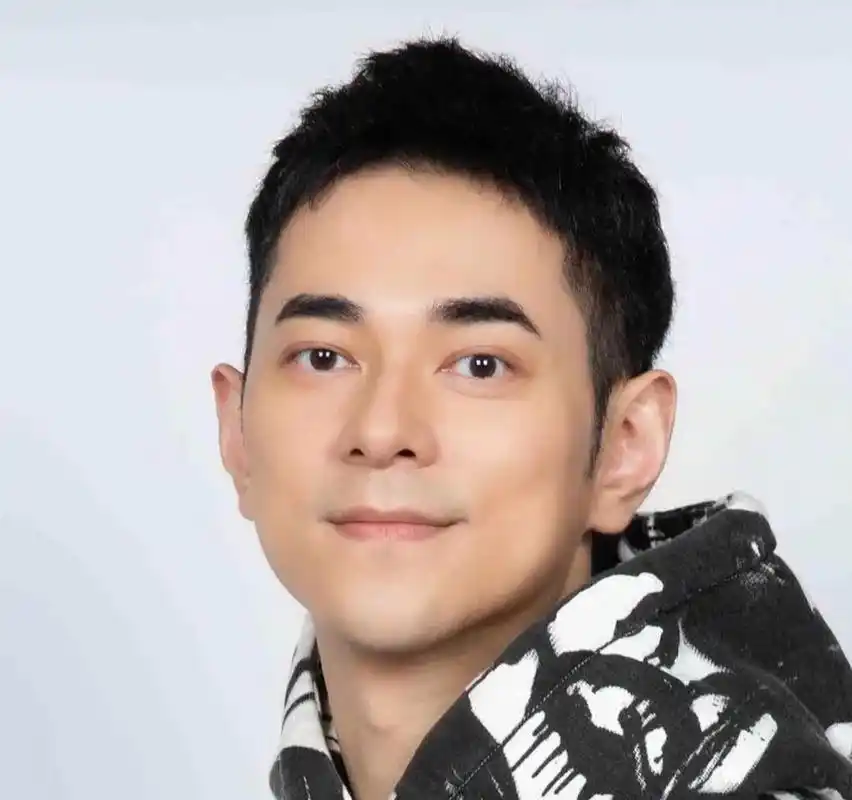 最近主持人李晨晒出了自己为灾区捐款的回执单,他为灾区捐款30万元