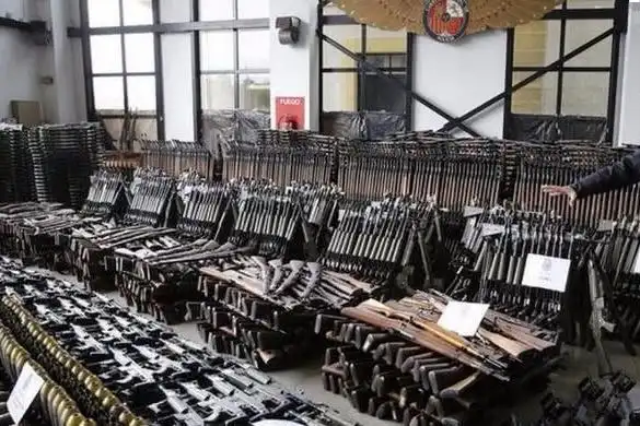 20多年前军火库重见天日!坦克加油就能行驶,步枪堆积如山