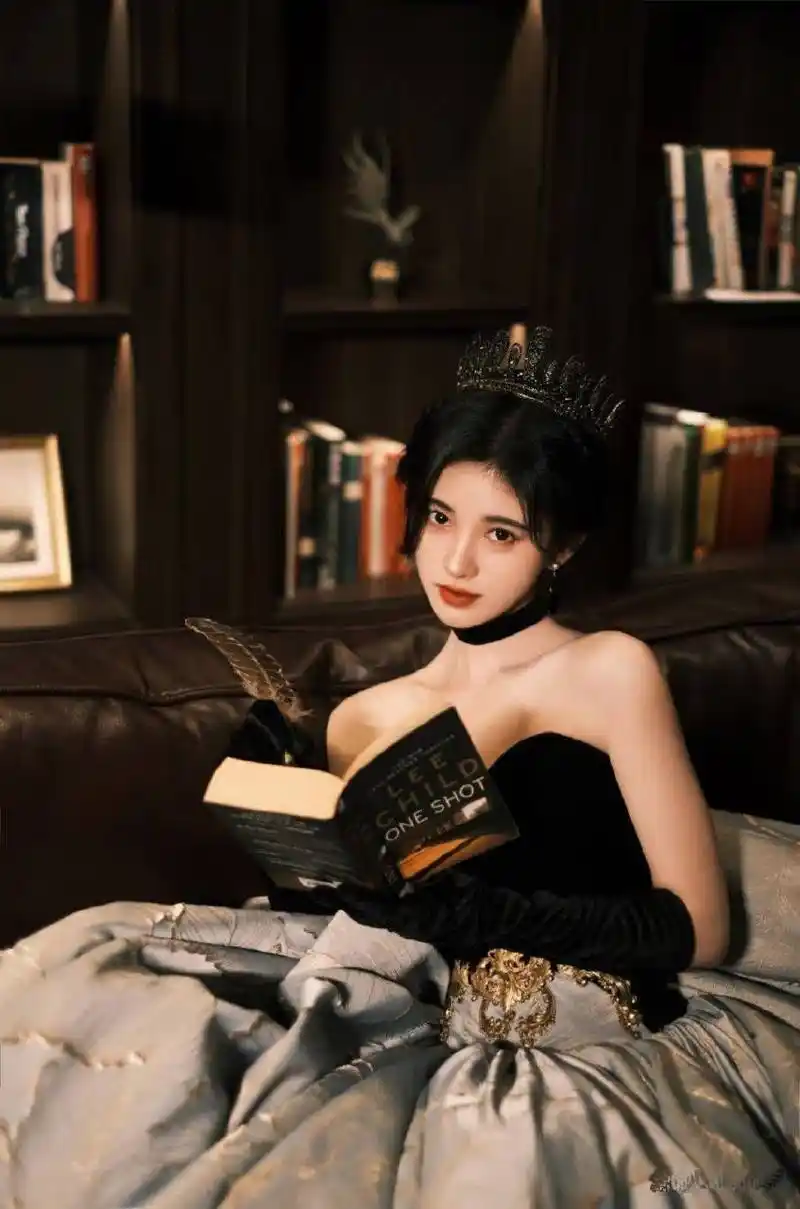 鞠婧祎的黑色抹胸礼服,宛如夜空中的星辰,闪烁着迷人的光辉.