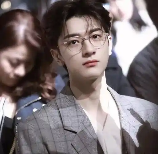 长得帅气英俊,却败给一个"丑鼻子",这7位男星的鼻子太不懂事