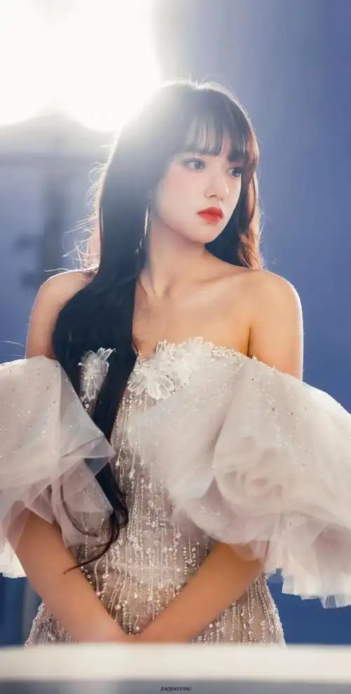 程潇空气刘海俏皮可爱写真