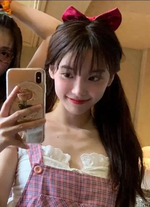 绿茶小三半藏森林再次尝试复出失败身穿洛丽塔却成换脸怪