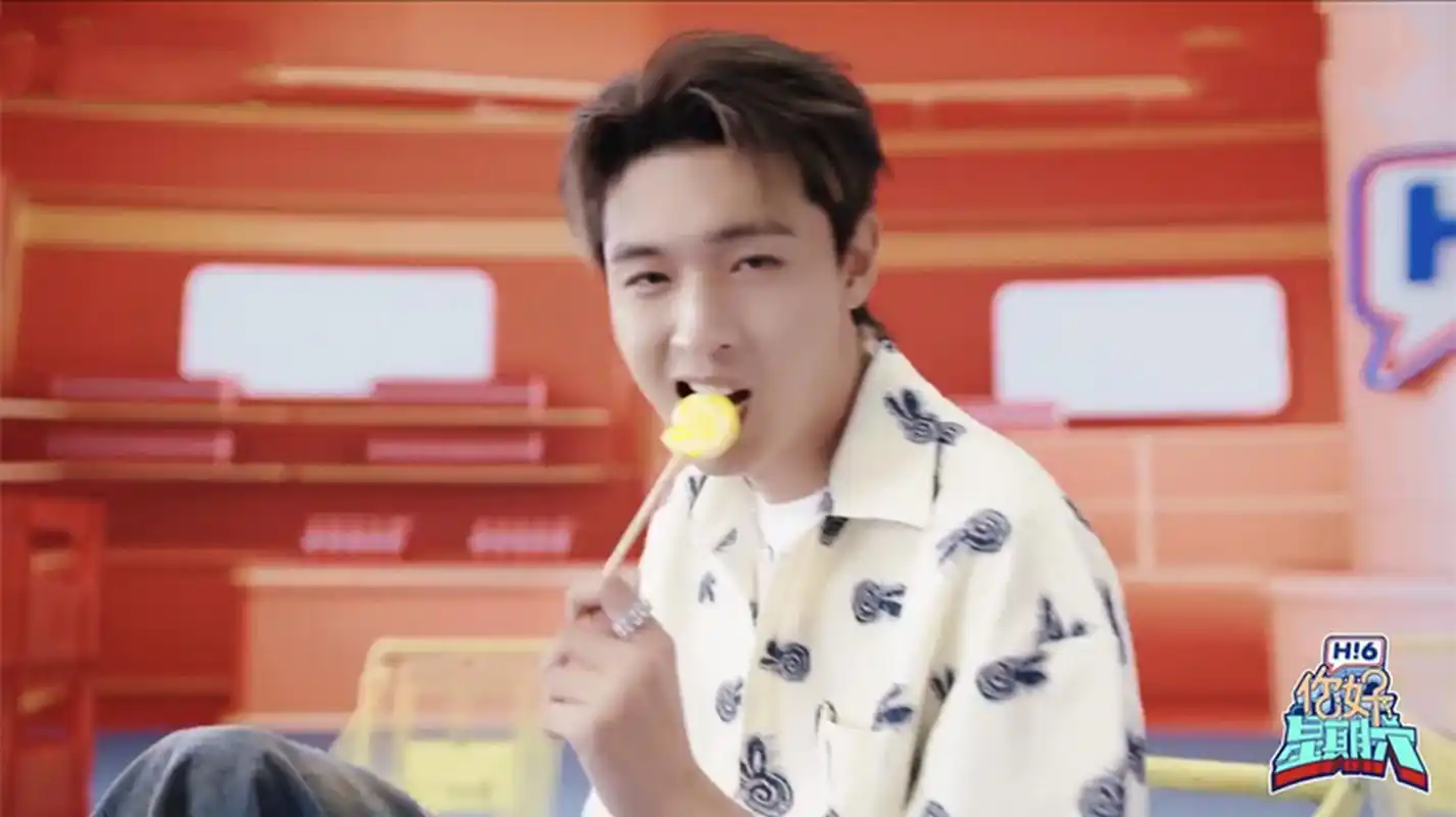 在简单的十几秒视频中,秦霄贤换了两套造型.