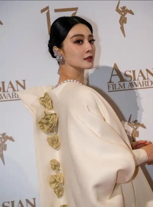 原创刘嘉玲范冰冰同框有对比才知道她多老人老珠黄不自信她漂亮却没了