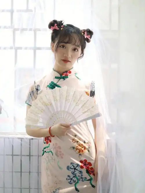 可爱双丸子头旗袍照