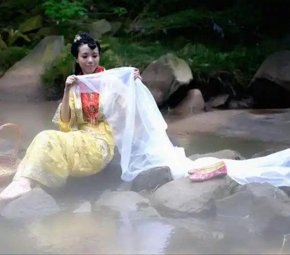 反倒是西施的邻居东施也想通过效仿西施捧心皱眉来获取名望和地位.