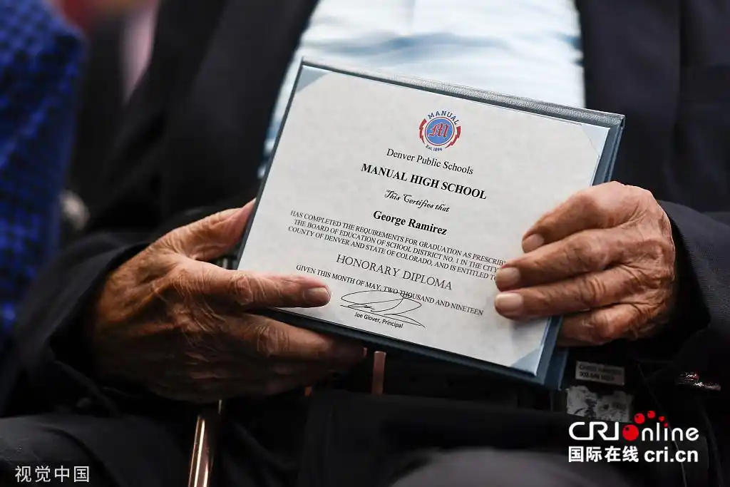 美国丹佛,当地的一所高中(manual high school)举办毕业典礼,95岁的