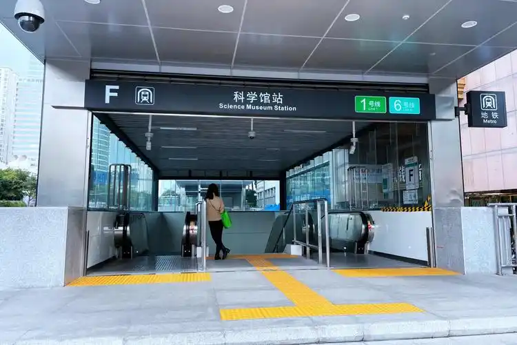 但没车有没车的好,不必担心停车问题,坐地铁也很方便,科学馆站f出口