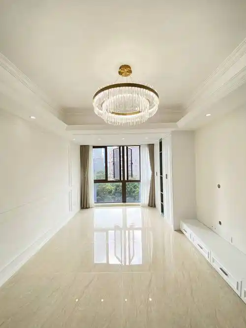 设计师在基于原本的装修元素,保留吊顶重叠的石膏线,将中式舍弃,打造