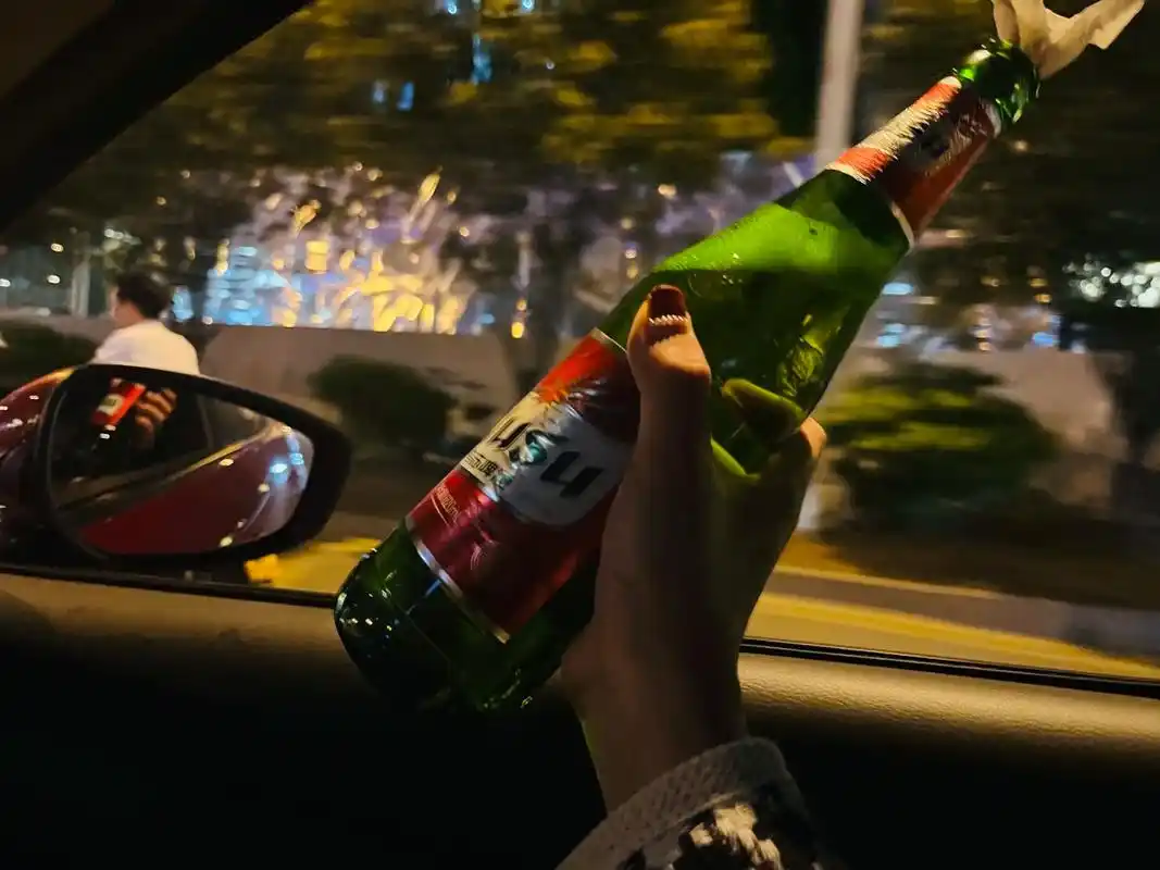 我有酒也有故事你要哪个01#故事与酒 #白天的理性总是在夜里 - 抖音