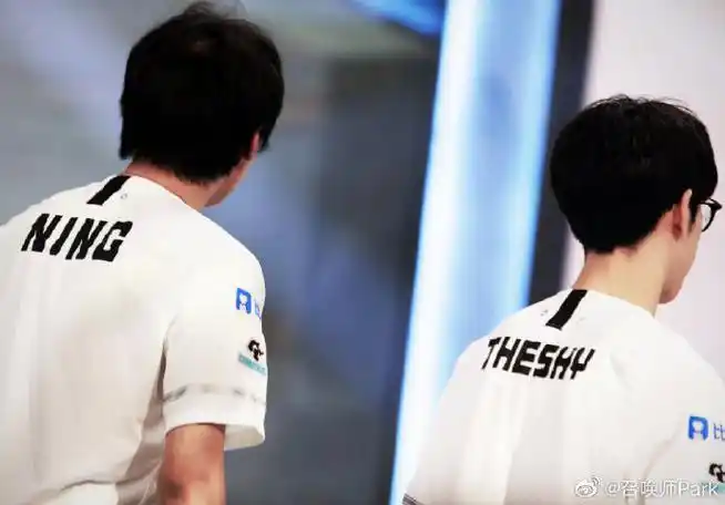 theshy和ning碰拳##超话创作官##微博新知博主