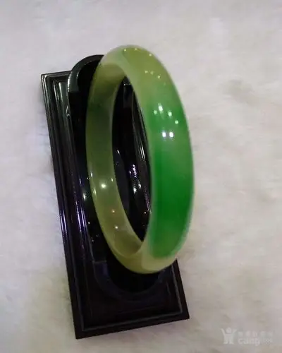 天然巴山翡翠玉手镯--第一款