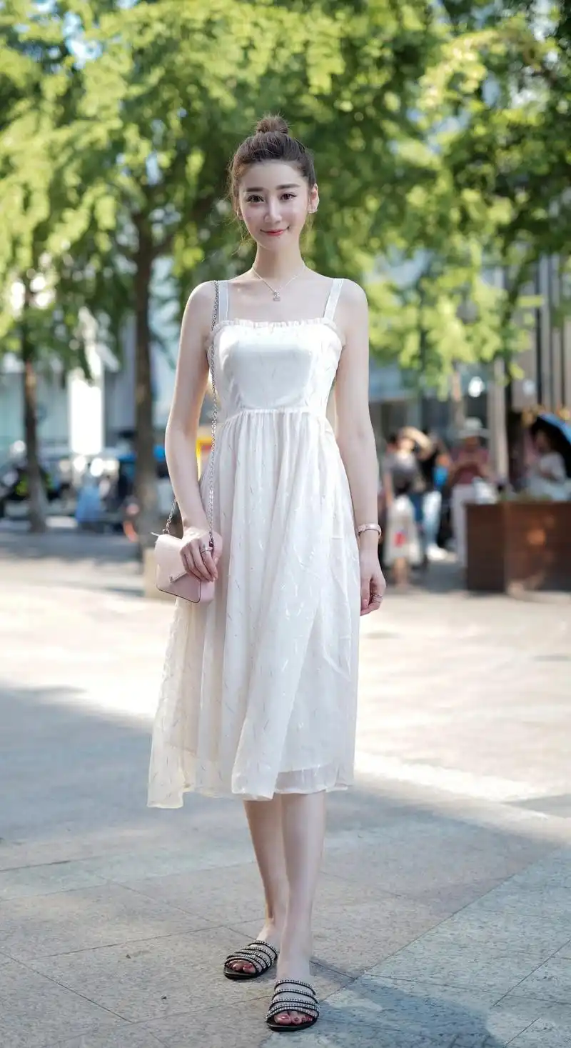 小姐姐身穿白色的连衣裙,有一种可爱的"小公主范",青春可爱