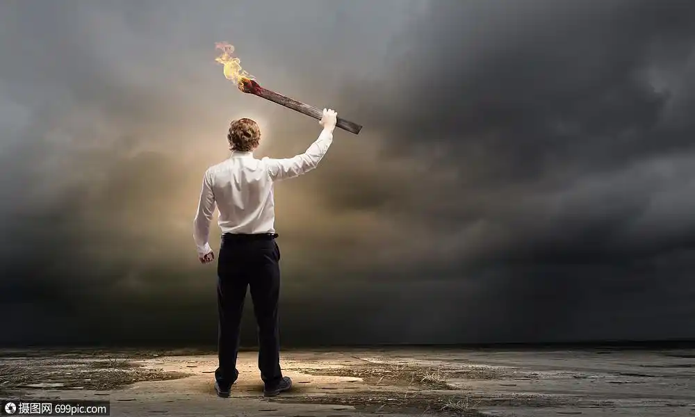 带着火把的人轻的商人手里着燃烧的火炬黑暗的自信的