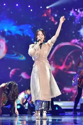 比李谷一准时的李宇春 自带"加湿器"的汪峰 这届跨年晚会笑哭了我!