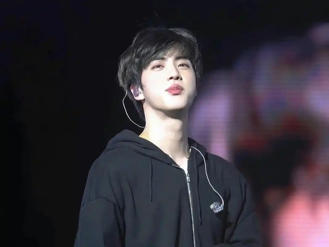 金硕珍 #图片来自微博 - 抖音