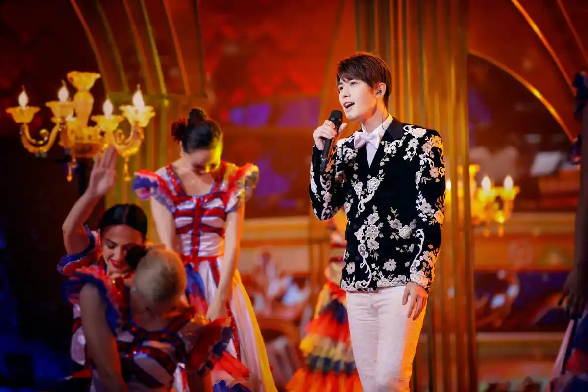 《跨界歌王》恢弘的舞台,华丽的舞美,一首《莫斯科郊