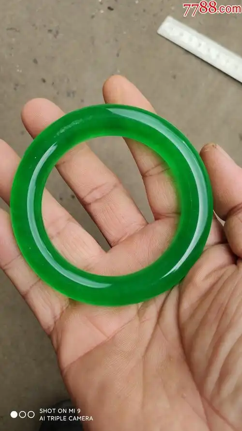 玉手镯一个冰种手镯一个翠绿色内径60厘米