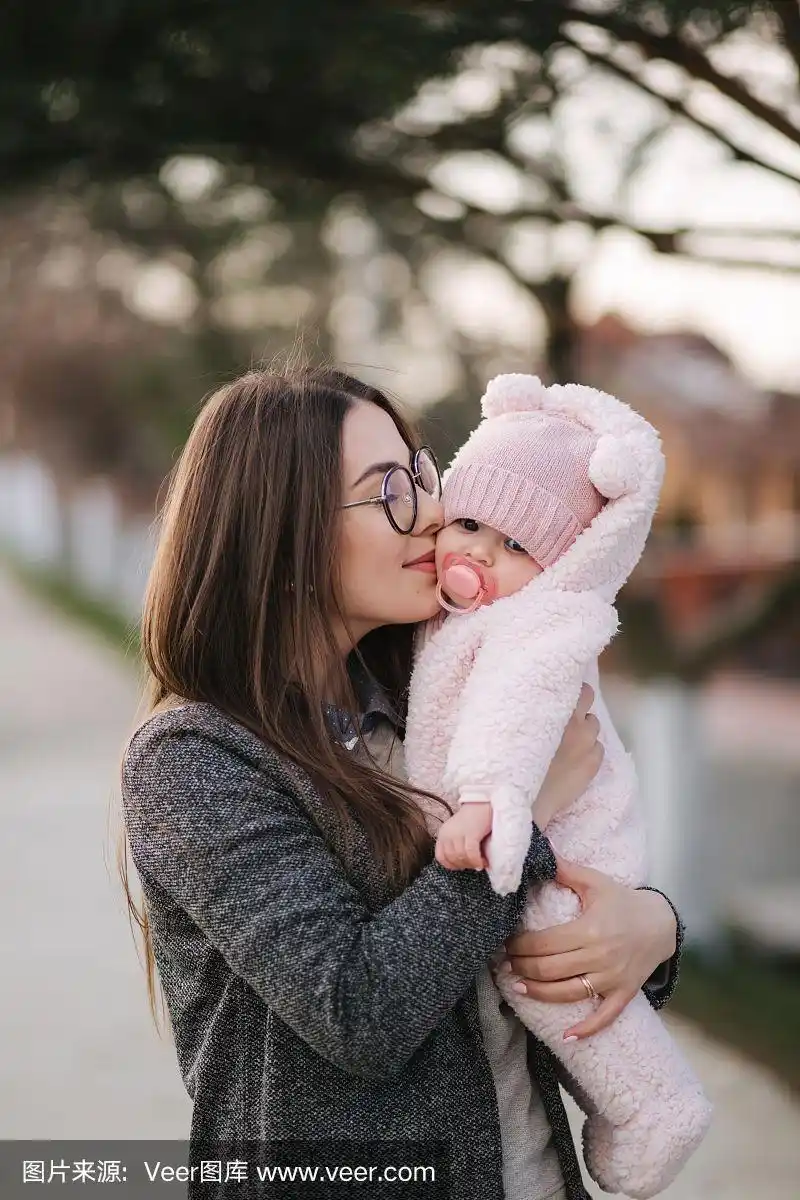 妈妈用手抱着孩子.幸福的家庭
