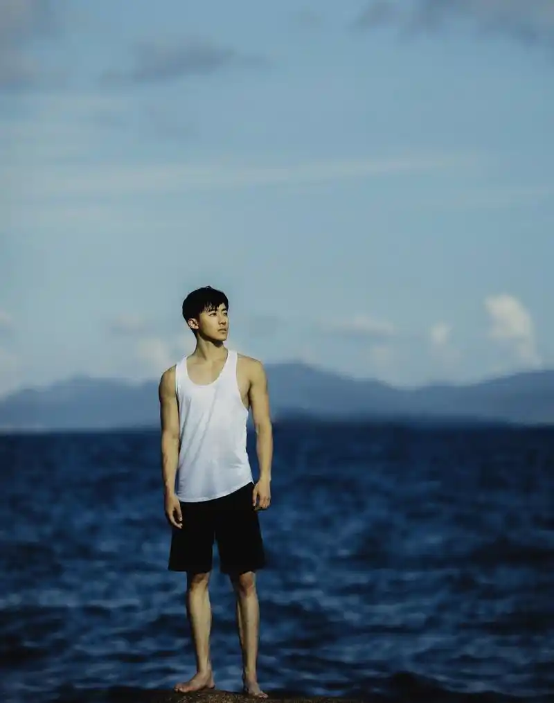 组图:在海边吹风,穿着白色背心的男生,五官清秀,英俊有气质!