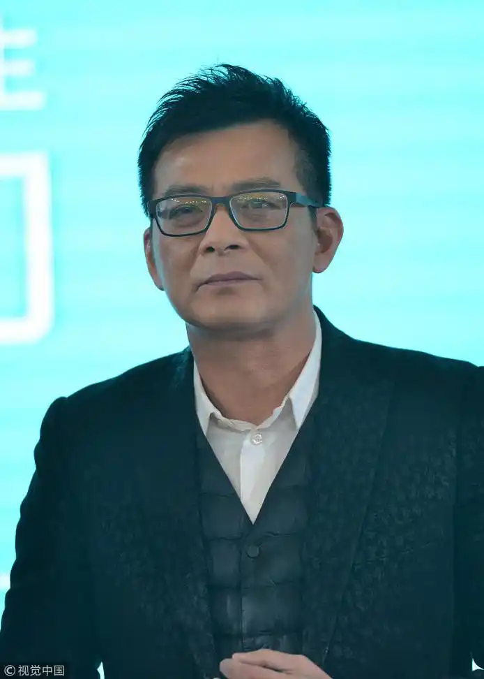 56岁"靖哥哥"黄日华捞金秀"弯弓射大雕"引粉丝狂拍