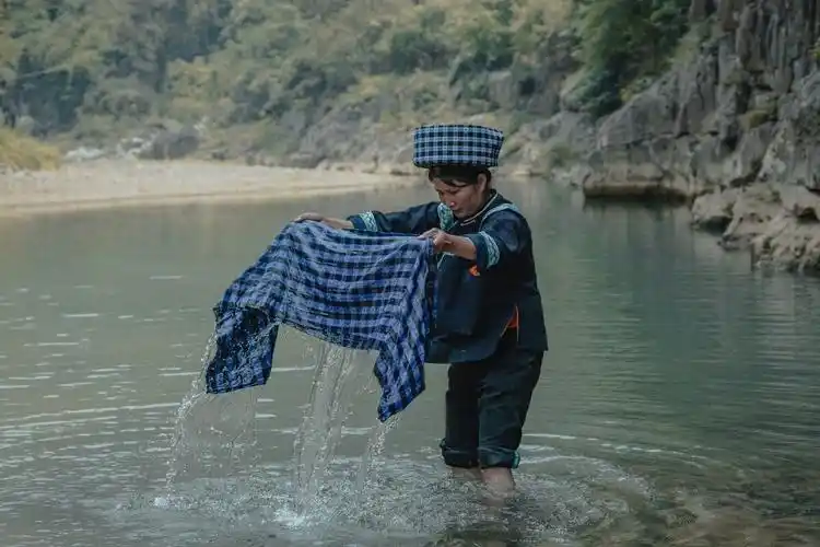 贵州省黔西南州望谟县石屯镇羊架村布依族妇女在河边洗土布纯棉制作的