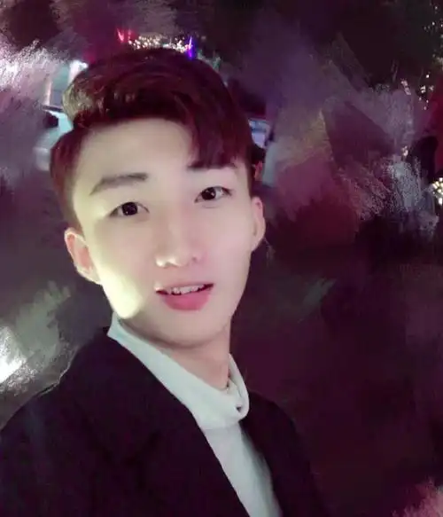 提起周梓昂,令人印象最深的是他和王逗逗的恋情,曾经的逗昂夫妇是最早