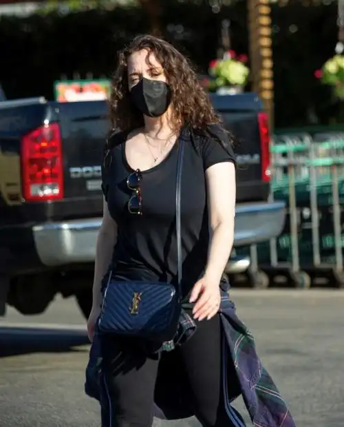 破产姐妹max订婚后太拼,徒手端8盆植物,好身材原来是这么来的