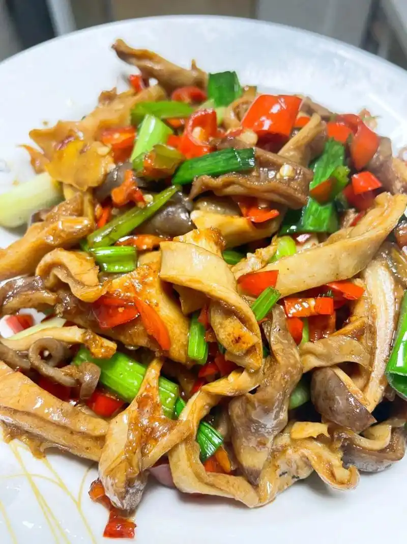 95爆炒猪肚做法:把新鲜猪肚用盐,醋清洗干净,多洗几遍.