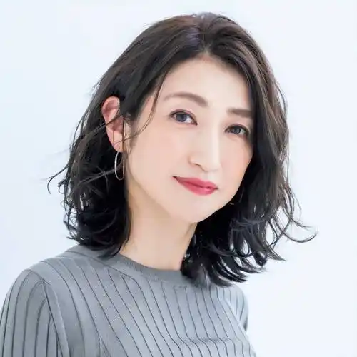 告别大妈感,45岁女性必备的10款"锁骨卷"发型:既时髦又气质