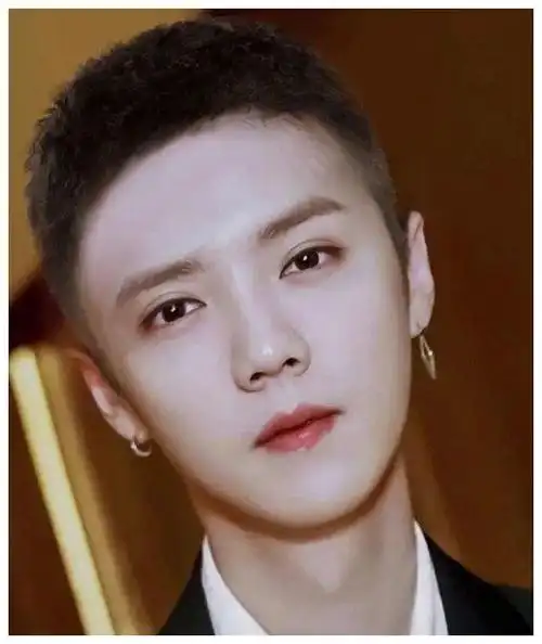 鹿晗踢球被偶遇,从长发变寸头,男子汉气概十足