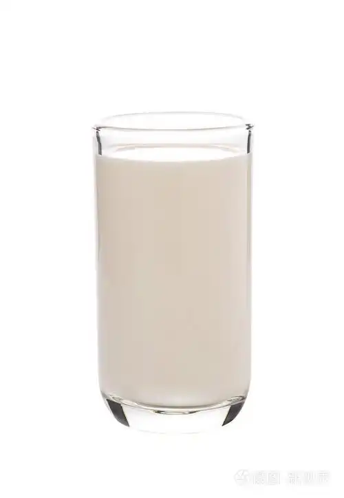 一杯牛奶被隔绝在白色背景上