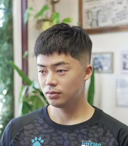 对于男性来说,发型是这个形象的重要组成部分,它承载着对时尚的追求