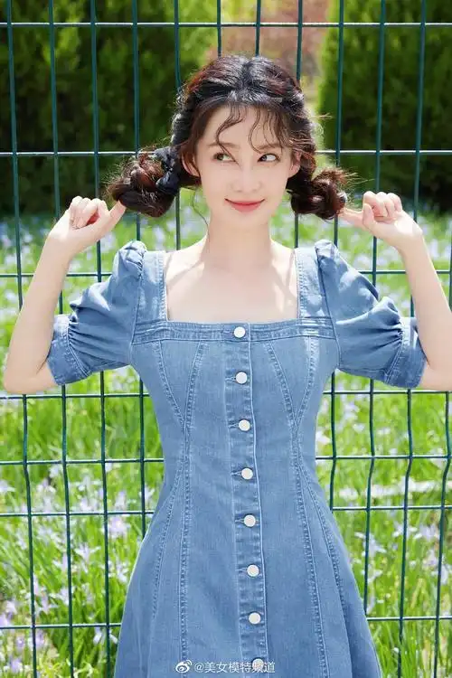 李沁少女风写真好甜美穿蜜桃粉衬衣扎麻花辫娇俏可爱