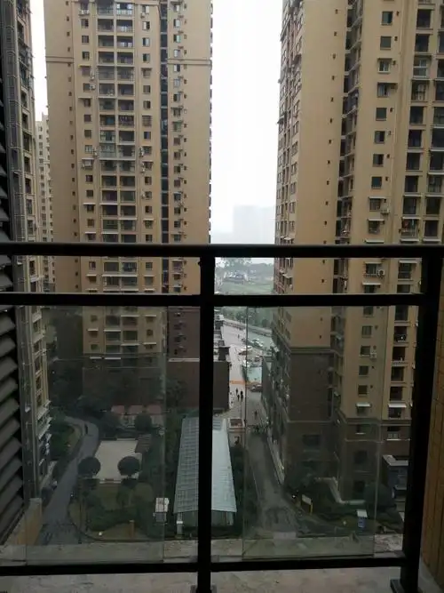 请问大师们帮我看看我家客厅窗口外的两栋建筑是天斩煞吗?