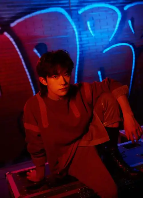 易烊千玺酷帅写真图片66